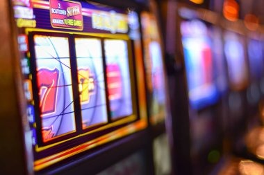 7723 mobile app interface showing slot games and sportsbook markets